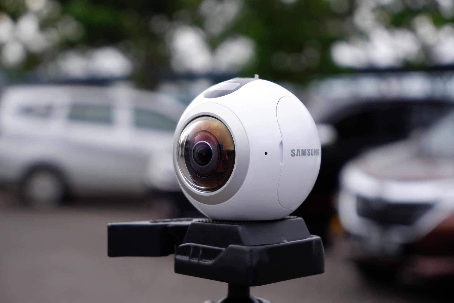 What Is the Difference Between 360° and Conventional Livestreaming?